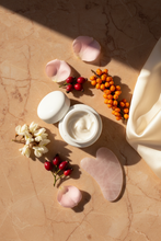 Charger l'image dans la galerie, Soin visage anti-âge RITUEL BEAUTÉ LIFTANT 1h30 – Modelage Divin, Masque Rosier Muscat, argousier, quartz rose, ambiance institut premium Oxalia
