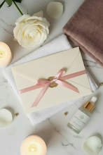 Charger l'image dans la galerie, Bon cadeau soin visage hydratant SECRET DE ROSÉE – enveloppe avec ruban satin rose

