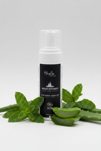 Charger l'image dans la galerie, Mousse Nettoyante 3-en-1 Corps, Visage &amp; Cheveux – Parfum Boisé – 150ml – For Men by Oxalia
