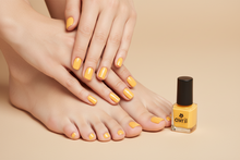 Charger l'image dans la galerie, Vernis à Ongles MANGUE AVRIL – Jaune-Orangé Délicieusement Fruité, Séchage Rapide, Végan &amp; Fabriqué en France – 7ml
