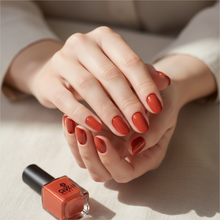 Load image into Gallery viewer, Vernis à Ongles ROUGE BRIQUE AVRIL – Rouge Chaud &amp; Élégant, Séchage Rapide, Végan &amp; Fabriqué en France – 7ml
